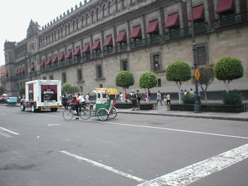 Meхико, Национальный дворец, велорикши